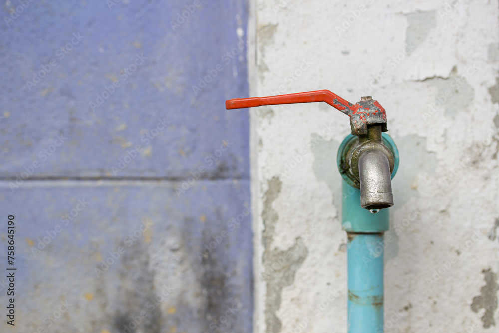 Close up to faucet water in garden