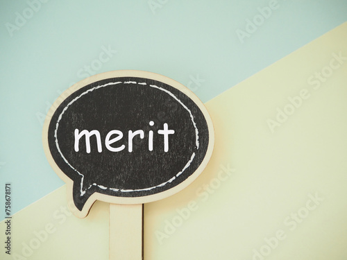 吹き出しにメリットmeritの文字　利点　コピースペース