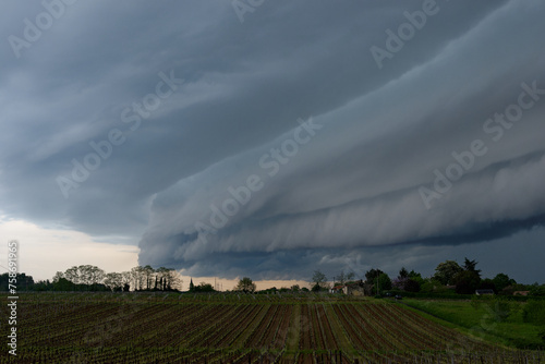 Nuages d'orage sur campagne. Asperatus