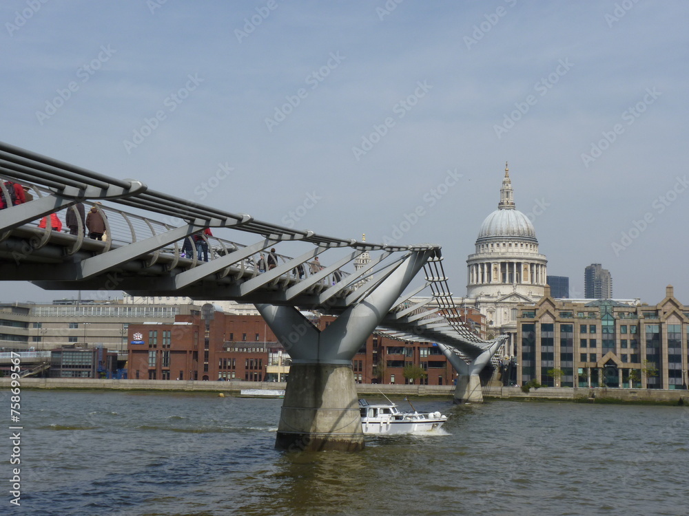 Fototapeta premium Millenium Bridge Tamise Londres et Cathédrale Saint Paul