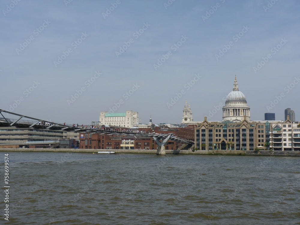 Millenium Bridge Tamise Londres et Cathédrale Saint Paul