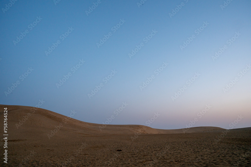Fototapeta premium 日本の鳥取県の鳥取砂丘の美しい日の出