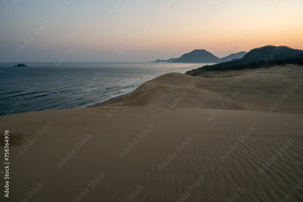 日本の鳥取県の鳥取砂丘の美しい日の出