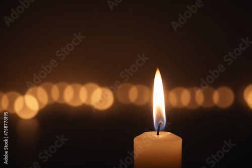Nahaufnahme einer Kerzenflamme in einem schwach beleuchteten Raum, die das Licht des Glaubens und der Hoffnung in religiösen Ritualen und Zeremonien symbolisiert. photo