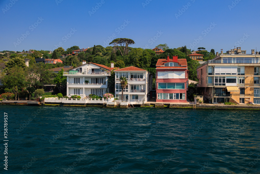 Obraz premium Cityscape View from the water to buildings in the city of Istanbul in public places