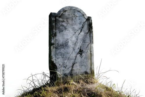 Einsamer Gedenkstein: Isoliertes Grabmal vor weißem Hintergrund für traurige Erinnerungen