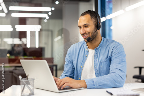 Bilde på lerret Smiling customer service representative with headset in office