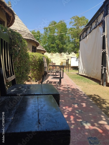 Une allée extérieur et bien décoré dans un grand jardin, entrée d'un grand restaurant indien, accueillant, contexte touristique et de voyage, avec plein d'éléments spirituels et culturels de l'Inde, photo