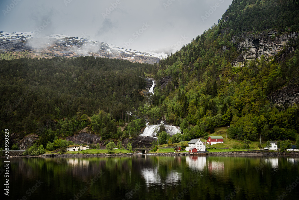 Obraz premium waterfall in the mountains in Norway