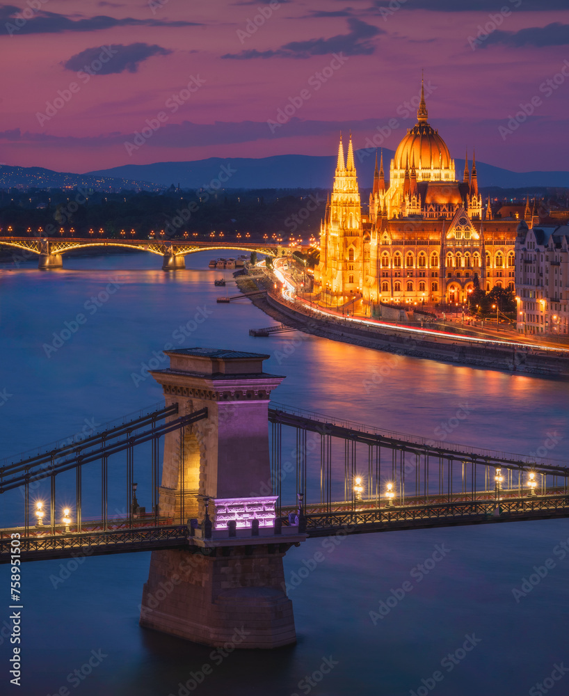 Naklejka premium Pink sunset over the city of Budapest