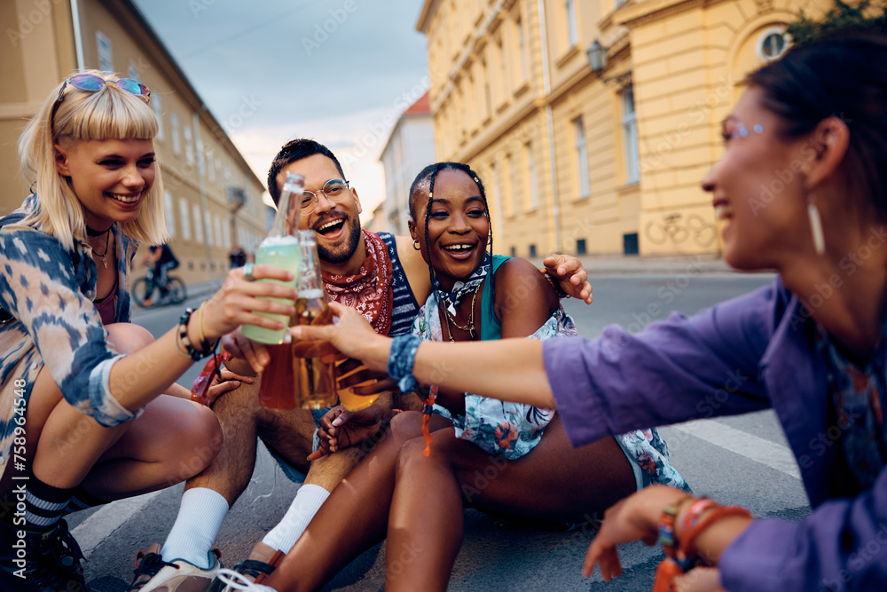 Obraz premium Cheerful friends toasting while attending summer music festival.