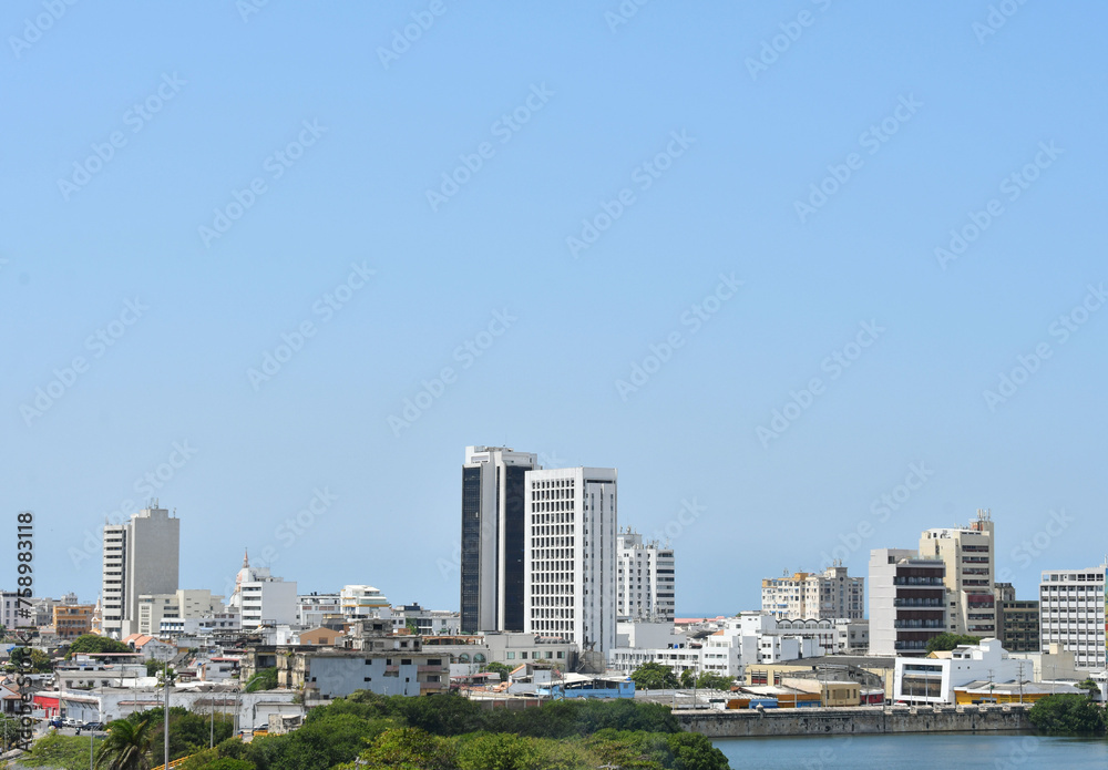 Área moderna en ciudad de Cartagena de Indias con un cielo azul despejado, Colombia, paisaje urbano, espacio para texto en la parte superior.