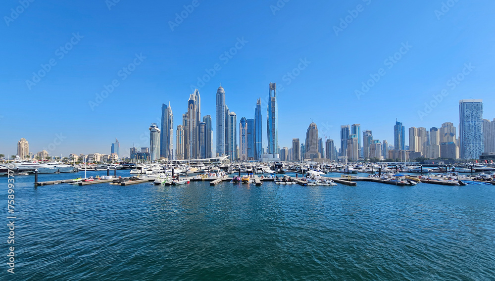 Obraz premium Beautiful shots of the Dubai skyline in the Marina district