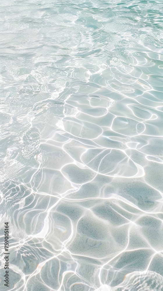 Klares, frisches Wasser mit leichten Wellen auf der ruhigen Oberfläche Klares, frisches Wasser mit leichten Wellen auf der ruhigen Oberfläche
