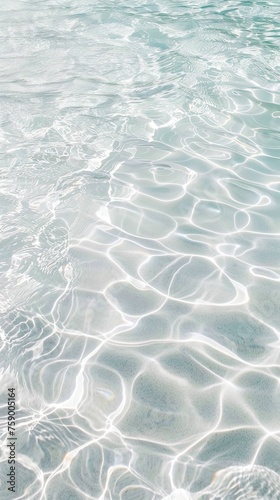 Klares, frisches Wasser mit leichten Wellen auf der ruhigen Oberfläche
