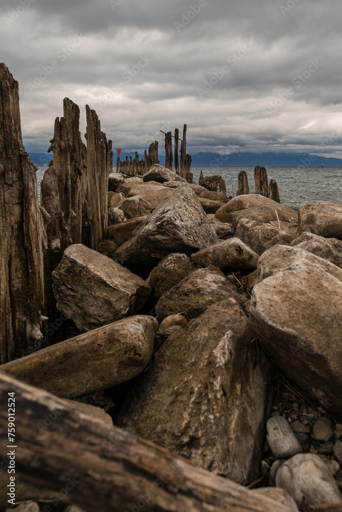 Aufnahme von alten Wellenbrechern am Bodensee Aufnahme von alten Wellenbrechern am Bodensee