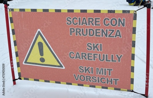 Sciare con prudenza, cartello photo