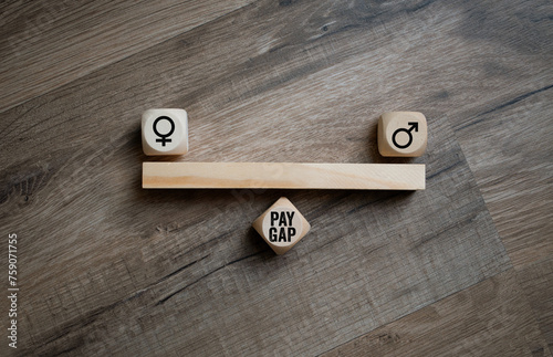 Cubes, dice or blocks with gender pay gap on wooden background © Stockwerk-Fotodesign
