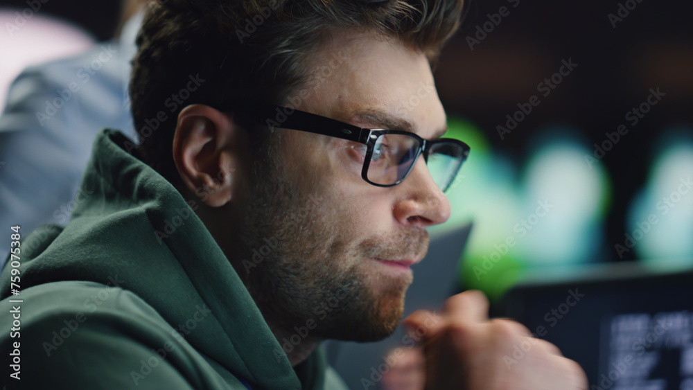 Obraz premium Software developer asking colleague woman discussing work at datacenter closeup