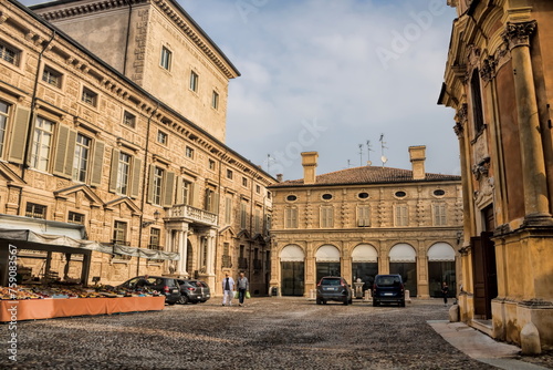 mantua, italien - piazza matilde di canossa mit palazzo porticato a loggia photo