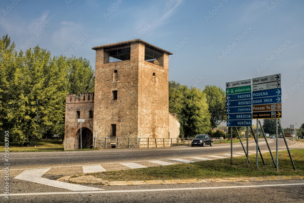 mantua, italien - mittelalterliches stadtor porto valdaro mit Wegweiser