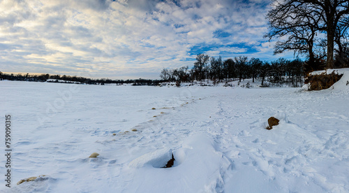 Fototapeta Naklejka Na Ścianę i Meble -  Icy winter inter Scene of Iowa West Des Moines Dale Maffitt Lake Reservoir 