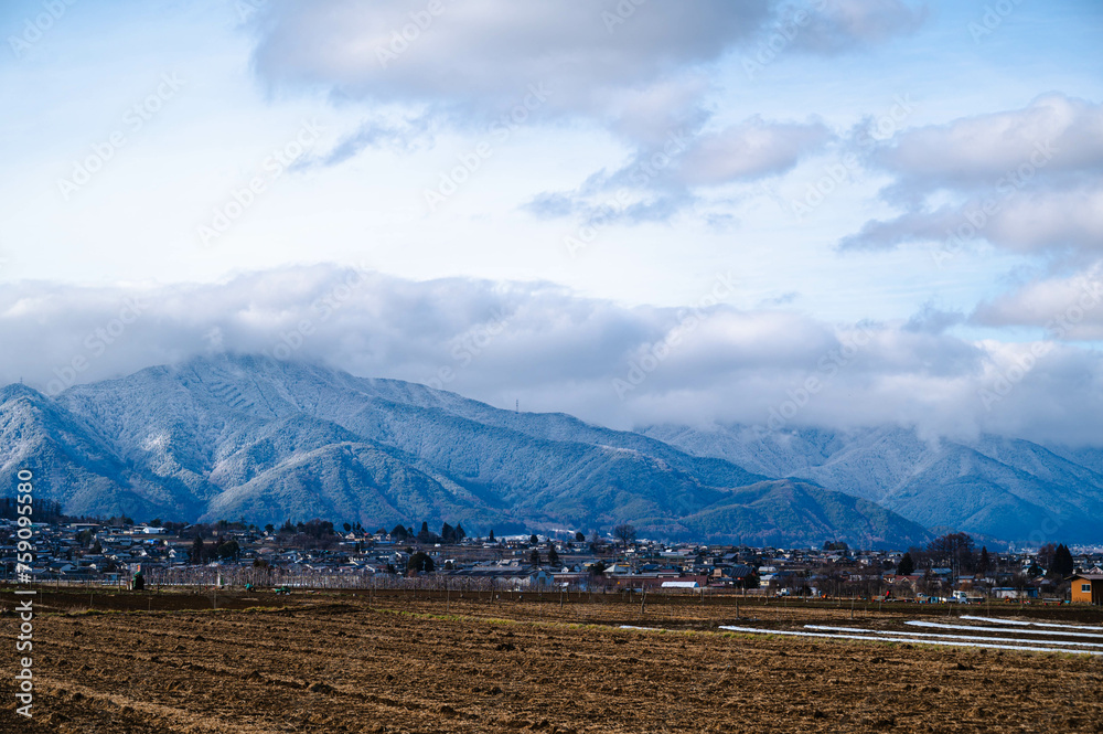 田畑が広がる山形村の自然風景