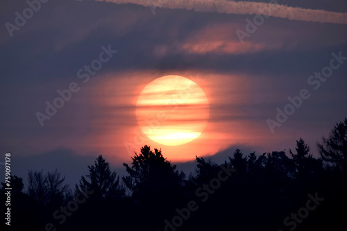 Obraz na płótnie Roter Vollmond durchzogen von leichten Wolkenstreifen w salonie