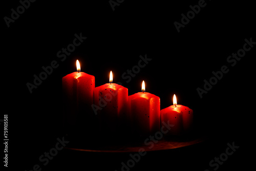 Candele rosse che creano un'atmosfera suggestiva dal carattere romantico che evoca le festività natalizie  photo