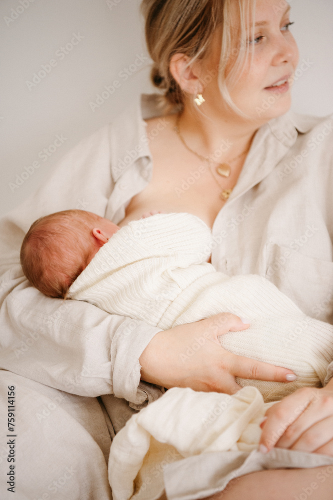 Bonding moment between mother and newborn during breastfeeding Bonding moment between mother and newborn during breastfeeding