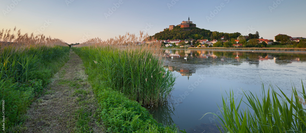 Burg Güssing, Fischteich, Burgenland, Österreich