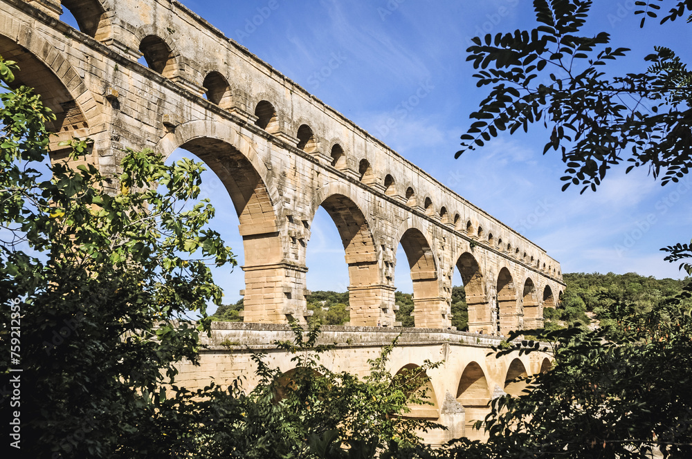 Obraz premium Famous ancient Roman bridge Pont du Gard over Gard river near Vers-Pont-du-Gard town, France