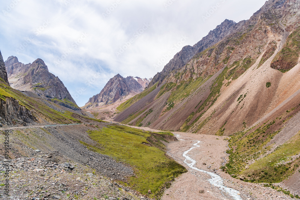 中国新疆独库公路沿途雪山美景