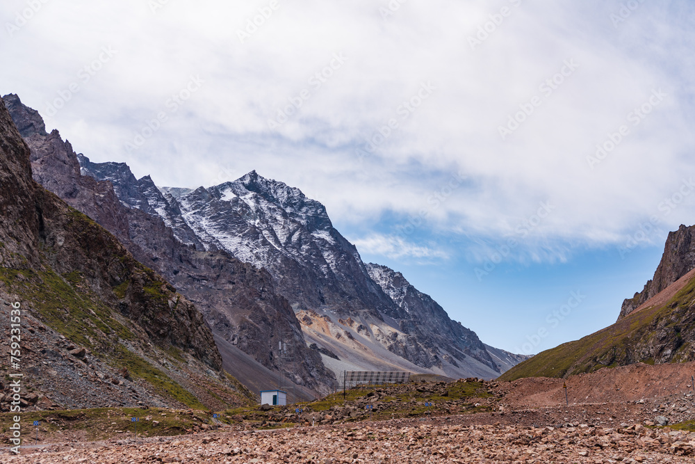 中国新疆独库公路沿途雪山美景