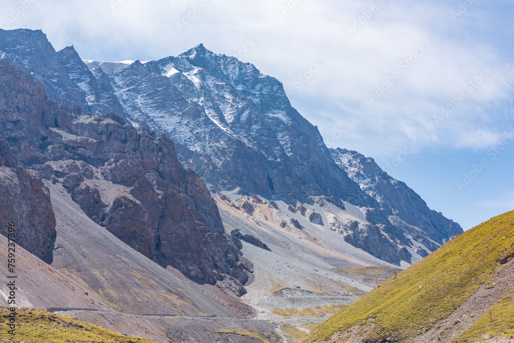 中国新疆独库公路沿途雪山美景