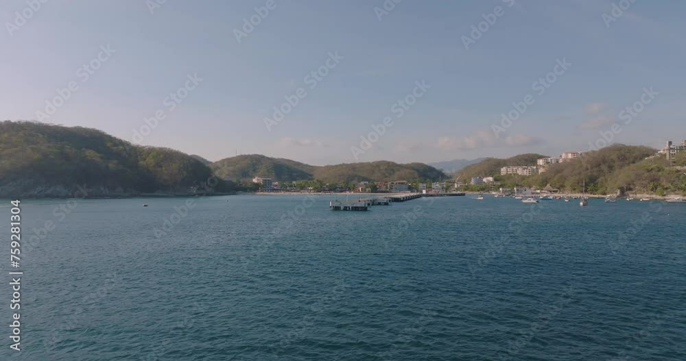 Vista del puerto desde el mar, atardecer en muelle de barco, Santa Cruz Huatulco Vista del puerto desde el mar, atardecer en muelle de barco, Santa Cruz Huatulco