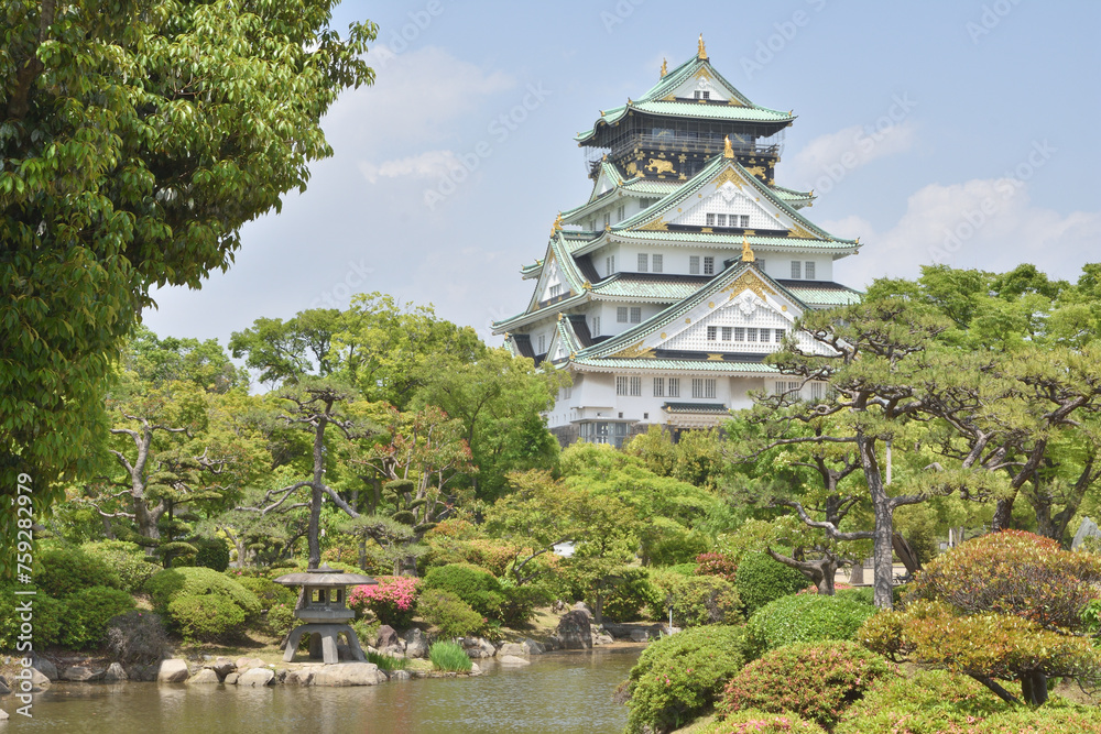 大阪城の天守閣と日本庭園