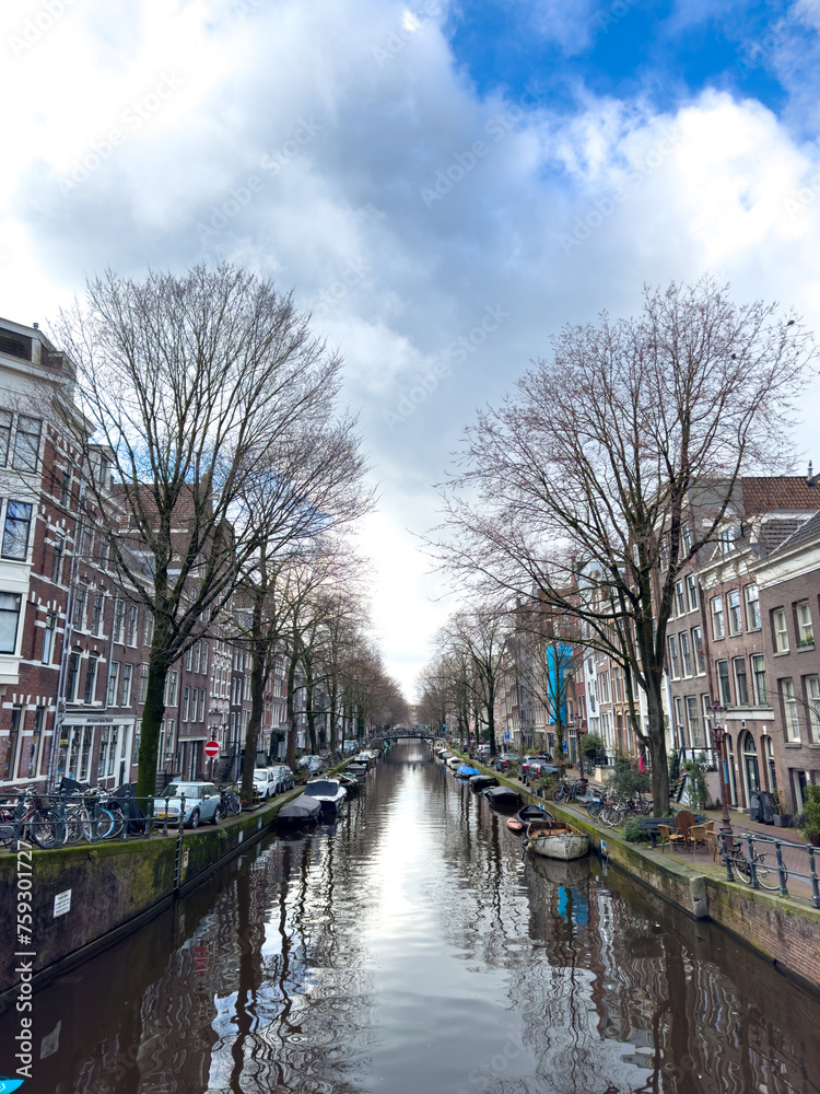 Panorámica del canal Prinsengracht en Amsterdam en invierno