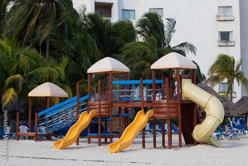 Parque infantil, juegos para niños, estación de juegos, tobogán con resbaladillas.