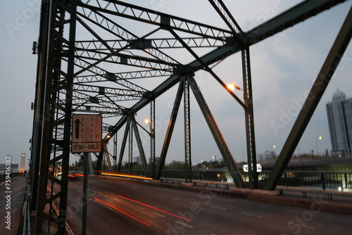 Fototapeta Naklejka Na Ścianę i Meble -  bridge with cars light twilight sky