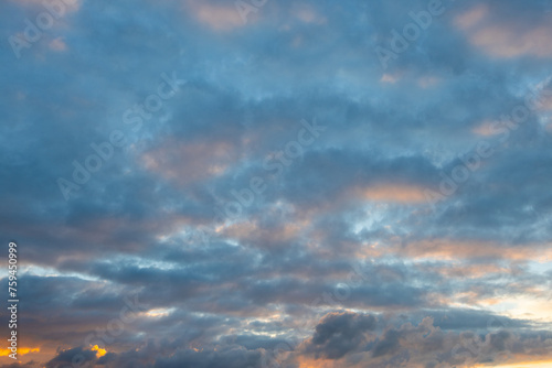 Fototapeta Naklejka Na Ścianę i Meble -  Layer of clouds on the morning sky.