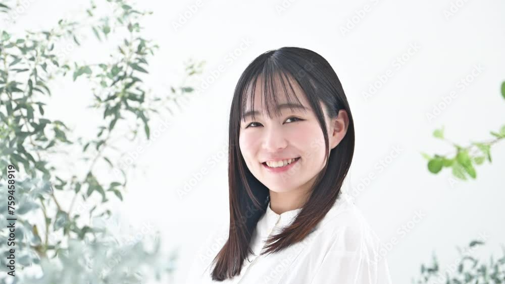 スキンケアを気にする若いアジア人（日本人）女性美容ビューティーイメージ　正面のカメラ目線の動画