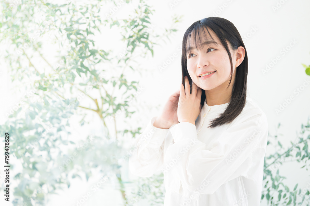 自然な爽やかなイメージの緑がある若い女性の髪がなびく美容イメージ ヘアケアやスキンケアイメージ 自然な爽やかなイメージの緑がある若い女性の髪がなびく美容イメージ ヘアケアやスキンケアイメージ
