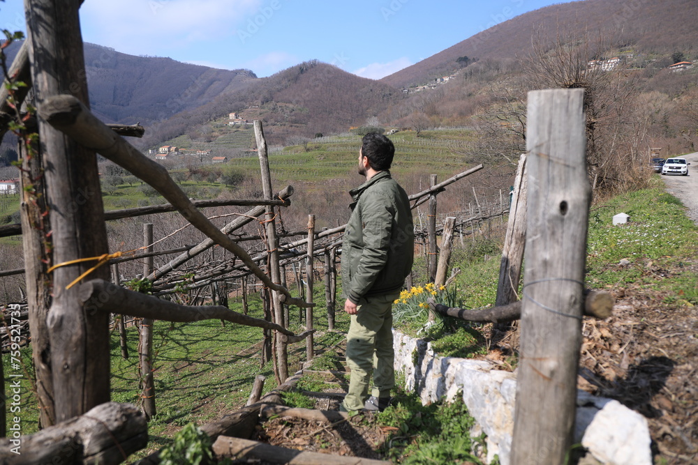 Naklejka premium man standing on a tree