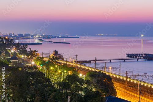 須磨浦公園展望台から眺める神戸の夜明け（左前方は須磨海水浴場・中央奥に空港大橋と空港島・眼下には国道2号線・山陽本線が見えます・手前右は海釣り公園の桟橋です）　神戸市須磨区にて photo