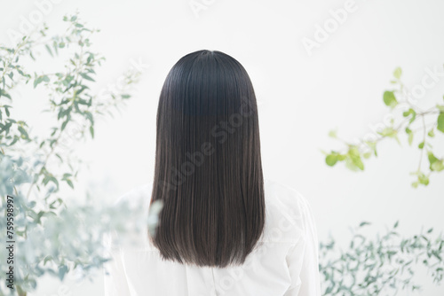 Canvas Print オーガニックや自然なイメージの緑がある若い女性の髪がなびく美容ヘアケアイメージに　顔無しの後ろ姿