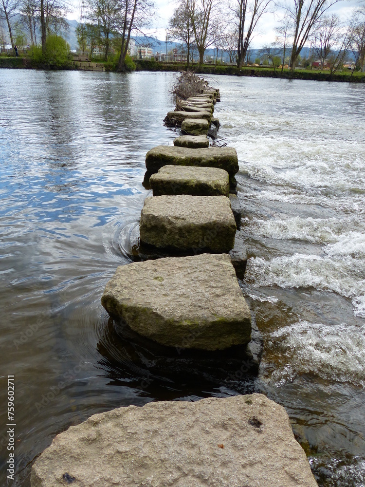 Chemin de pierres sur une rivière Chemin de pierres sur une rivière