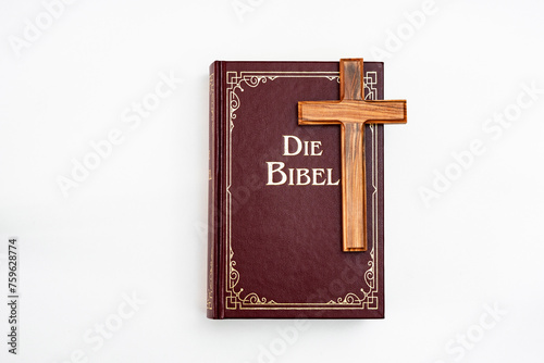 Bibel und Holzkreuz