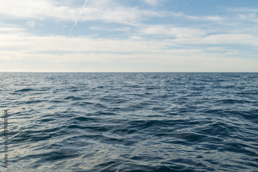 Obraz premium Sea travelling background of empty horizon with sunny weather