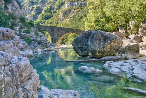 Quadro su tela Le pont médiéval de Châteauneuf-de-Chabre (aussi appelé pont romain) est un pont de style roman à trois arches, franchissant la Méouge et situé sur la commune de Châteauneuf-de-Chabre